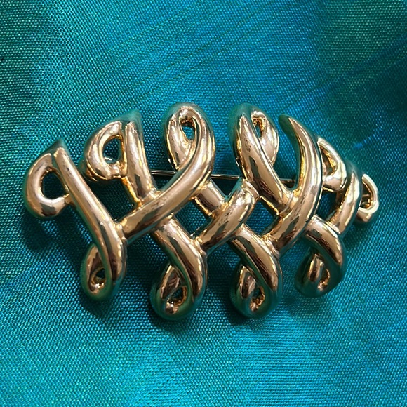Kenneth Jay Lane Jewelry - VTG Kenneth Jay Lane signed Brooch, gold color